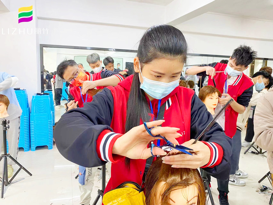剪刀手法頭模練習(xí)，在廣西專業(yè)美發(fā)學(xué)校進(jìn)行
