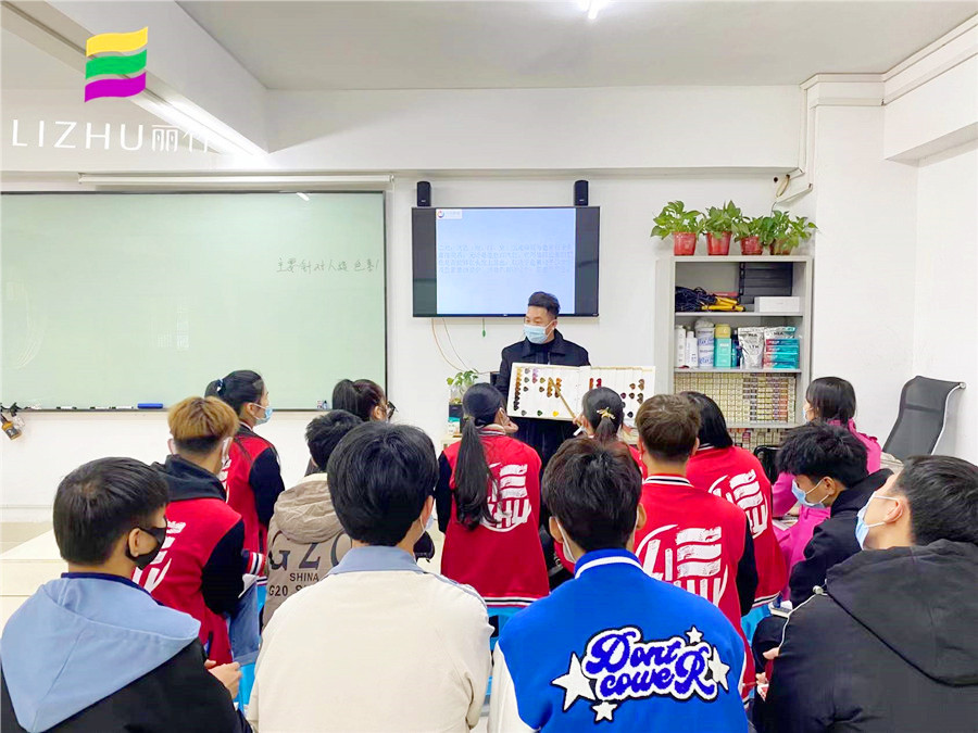 南寧哪里可以學(xué)染發(fā)？來麗竹學(xué)校魔幻色彩班