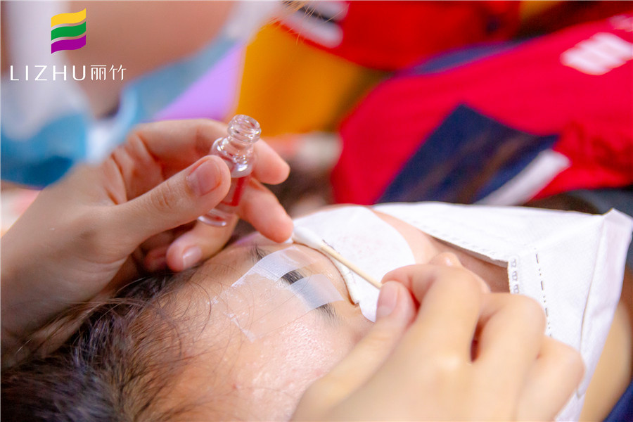 燙睫毛的方法是什么？南寧美睫培訓(xùn)班實操會給你看