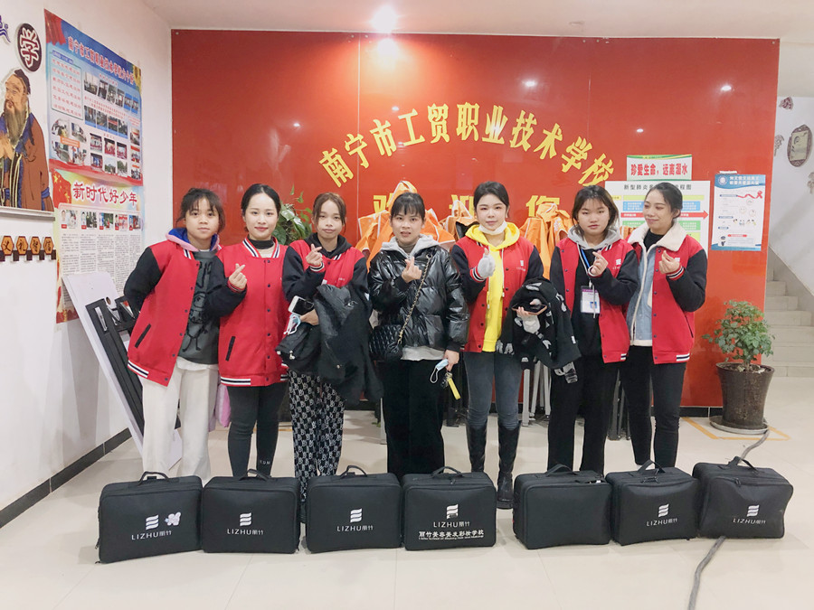 麗竹彩妝班為南寧市工貿(mào)職業(yè)技術(shù)學校元旦晚會提供化妝服務(wù)