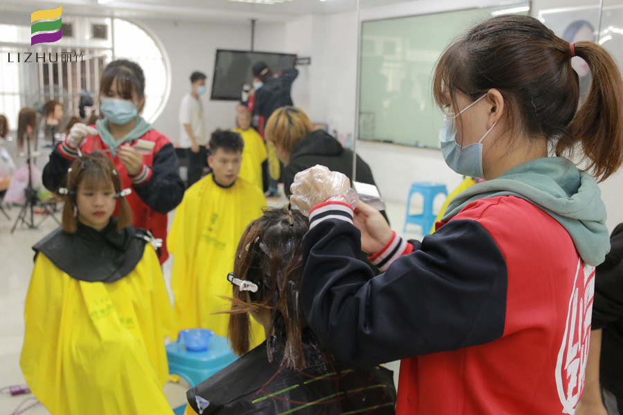 南寧燙染技術(shù)可以去哪里進(jìn)修？麗竹燙染培訓(xùn)班歡迎你