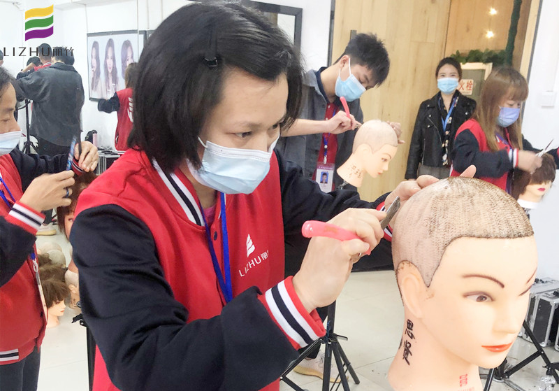 美發(fā)剃刀如何操作？廣西南寧美發(fā)培訓(xùn)學(xué)校教你