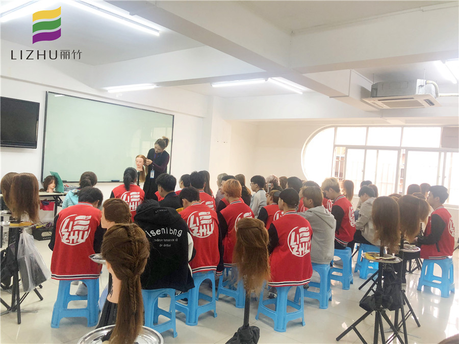 南寧美發(fā)學(xué)校哪家教編發(fā)？麗竹專業(yè)美發(fā)學(xué)校歡迎你