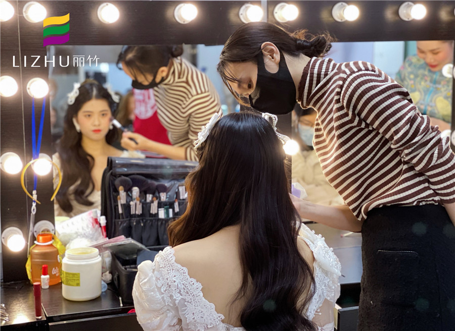 披發(fā)新娘妝容造型，南寧彩妝師培訓(xùn)班學(xué)員作品