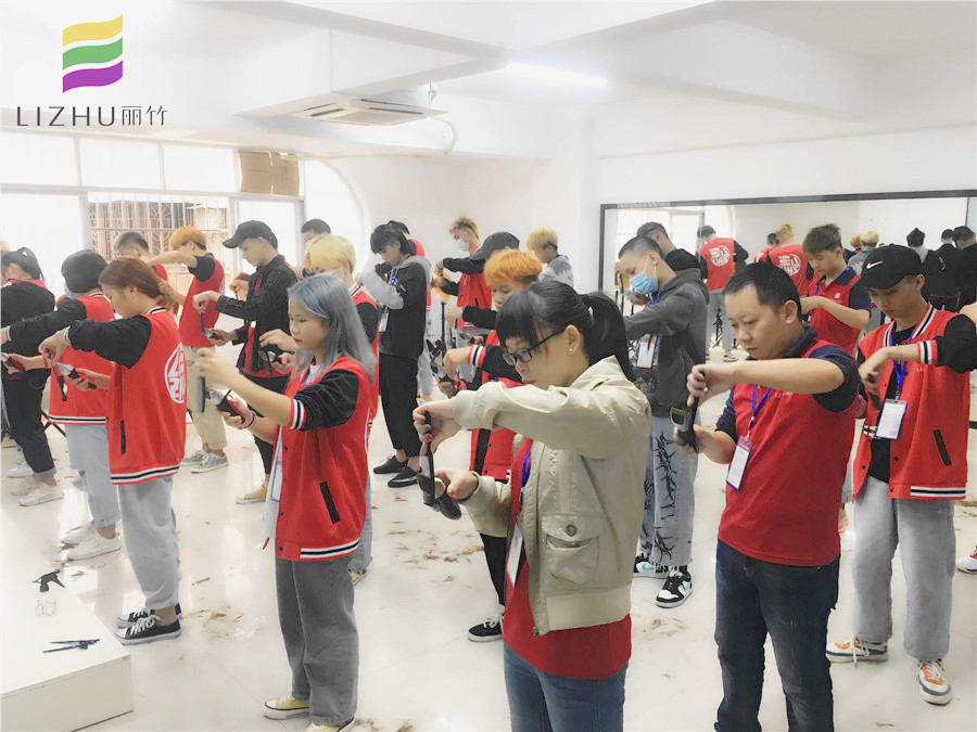 美發(fā)推剪練習(xí)課堂，南寧美發(fā)學(xué)校分享