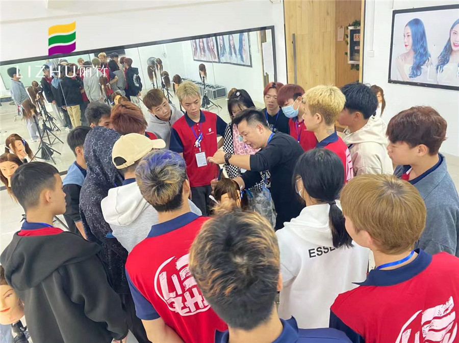 美發(fā)圓形層次修學(xué)習(xí)，廣西正規(guī)美發(fā)培訓(xùn)機(jī)構(gòu)學(xué)習(xí)