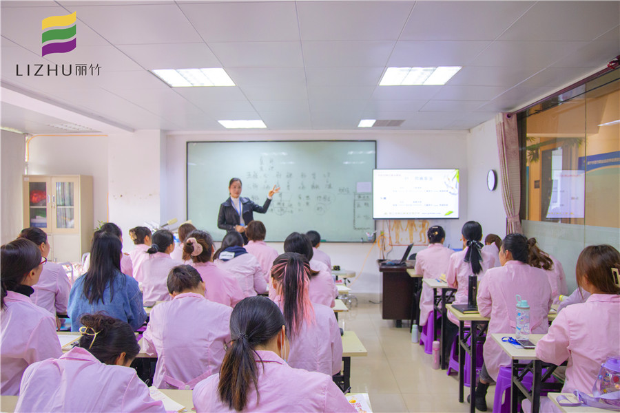 廣西專(zhuān)業(yè)美容培訓(xùn)學(xué)校歡迎大家到校參觀試聽(tīng)