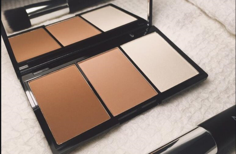 修容粉餅使用教程，廣西化妝基礎(chǔ)班教你