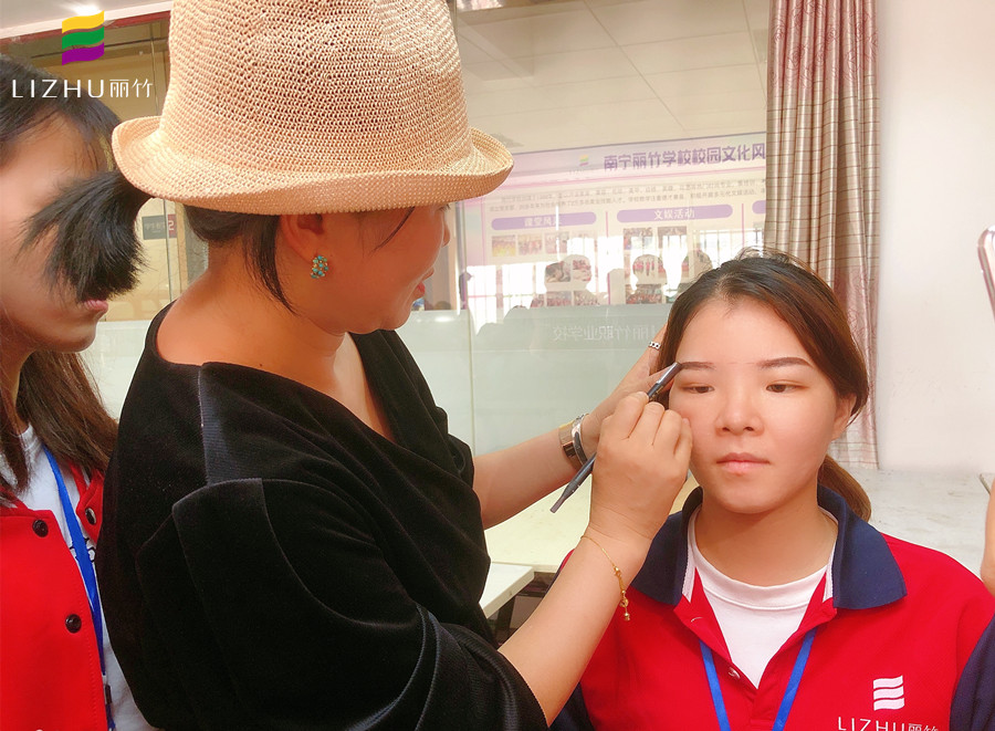 眉毛發(fā)癢怎么辦？廣西紋繡培訓(xùn)哪里資質(zhì)高