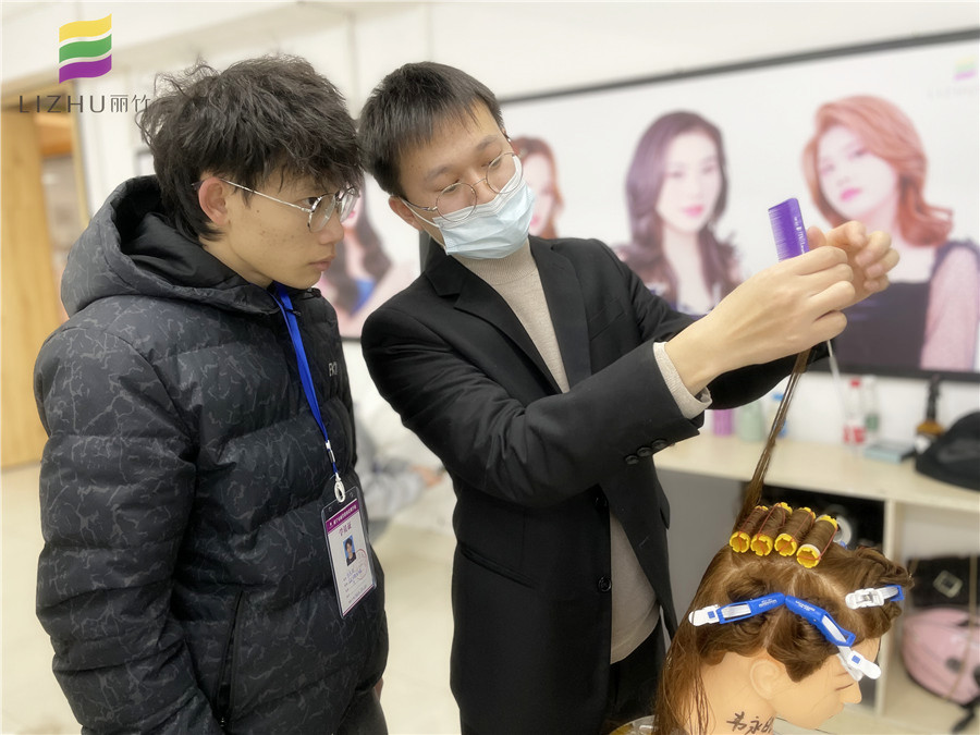 美發(fā)初學(xué)者如何練習(xí)上杠？廣西專業(yè)教燙染的學(xué)校教你