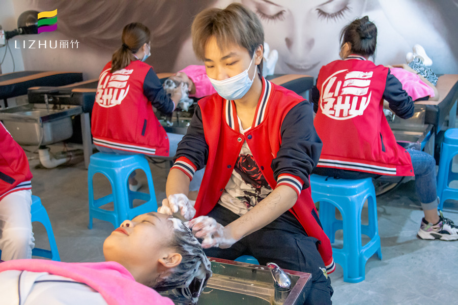 如何應對頭發(fā)干枯毛躁？廣西美發(fā)護發(fā)技巧