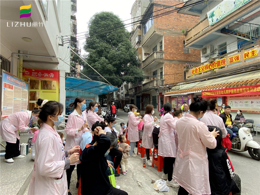 麗竹學(xué)校支部開展美容實(shí)踐“學(xué)雷鋒”活動