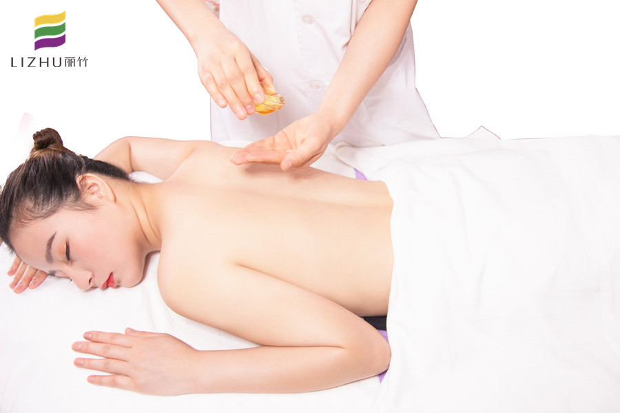 精油開(kāi)背的好處，到廣西專業(yè)美容學(xué)校去學(xué)習(xí)