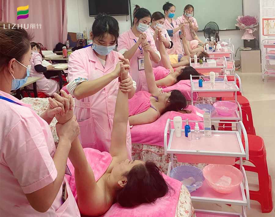 手部按摩護理方法，廣西南寧美容師培訓(xùn)課程