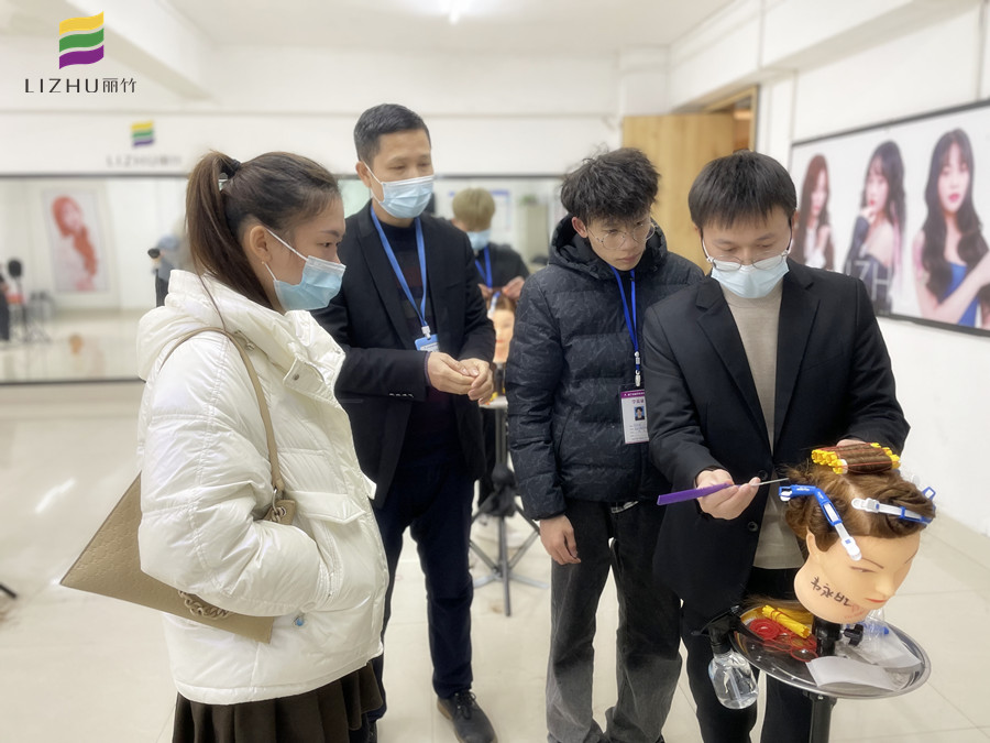  南寧教燙發(fā)：燙發(fā)時如何判斷發(fā)質(zhì)狀況？