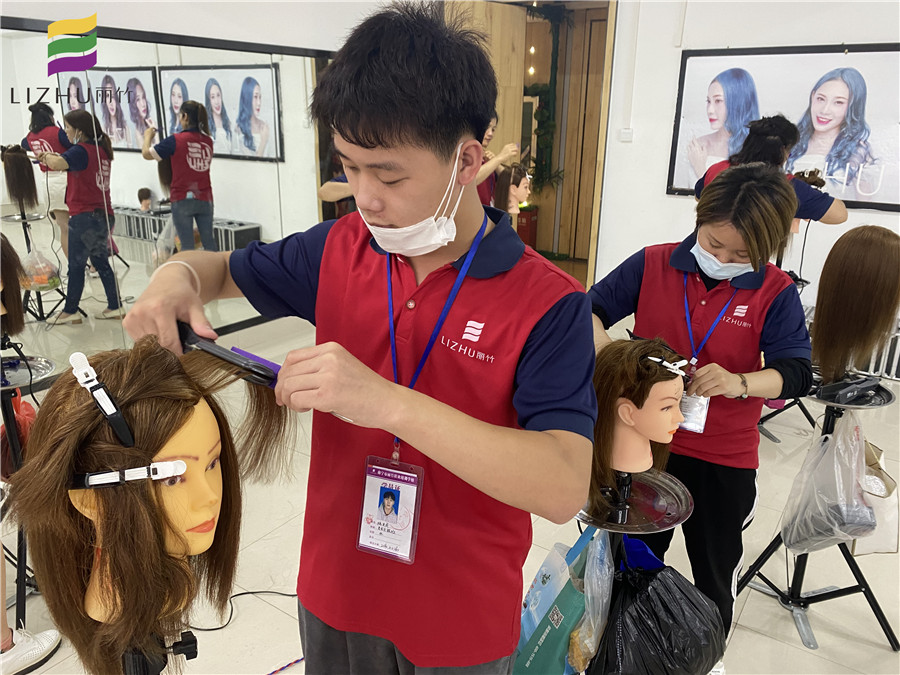 直板夾怎么用？廣西美發(fā)課堂學員為你講解