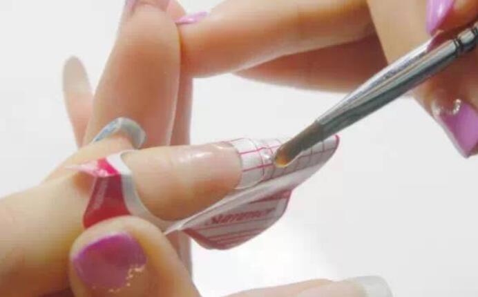 美甲延長膠怎么卸？南寧美甲理論知識必學(xué)課程