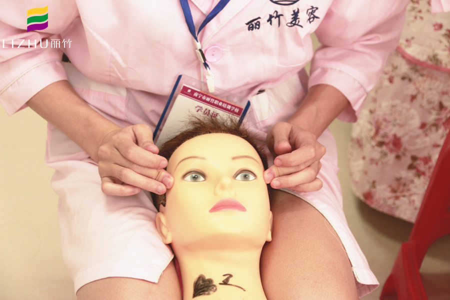 為什么學(xué)美容要練習(xí)假頭模？廣西認可的美容學(xué)校告訴你