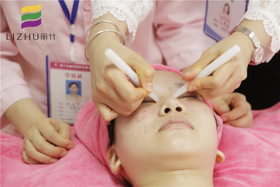 眼部撥筋的好處和壞處，學(xué)美容的正規(guī)學(xué)校推薦