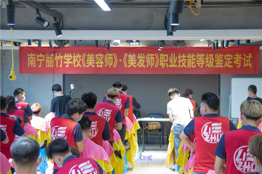 考職業(yè)資格證的學校推薦：麗竹學?？甲C班