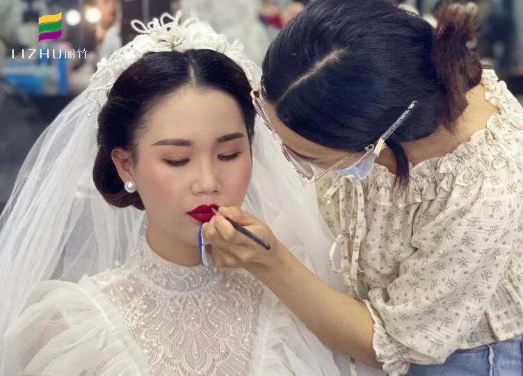 輕復古新娘造型 ，優(yōu)雅就是如此簡單