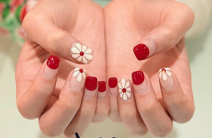 單色小雛菊美甲，簡(jiǎn)約卻不簡(jiǎn)單