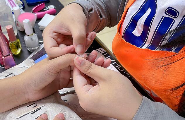 廣西哪里教美甲基礎(chǔ)？全貼甲片怎么貼？