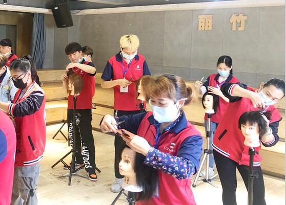 女士剪發(fā)打薄手法，南寧理發(fā)剪發(fā)學(xué)校課程分享