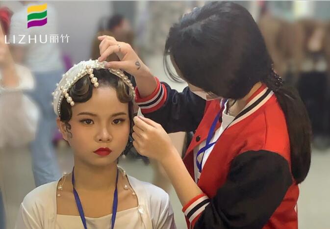 復(fù)古手推波發(fā)型練習(xí)，南寧學(xué)習(xí)盤發(fā)造型課堂實況