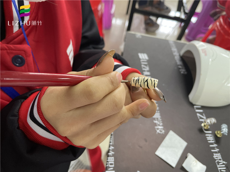 超簡單斑馬紋美甲教程，南寧專業(yè)美甲培訓(xùn)學(xué)校教你