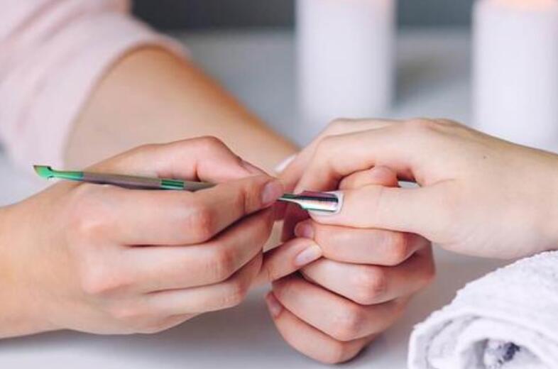 半貼甲片怎么卸？廣西專業(yè)美甲培訓(xùn)機構(gòu)教你