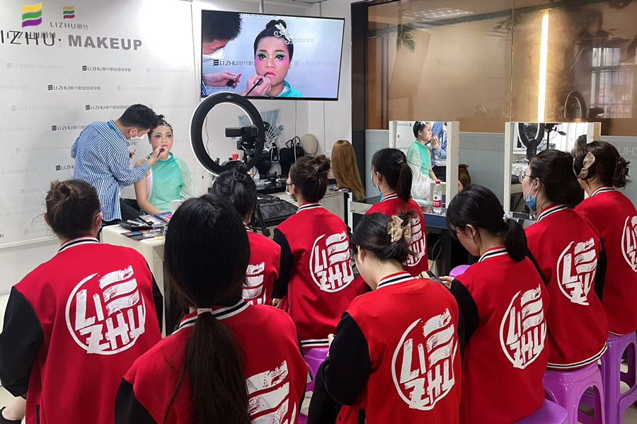 廣西彩妝學(xué)校舞臺妝欣賞，展現(xiàn)色彩夸張之美