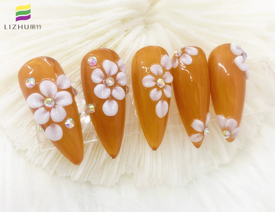 彩繪立體雕花美甲，南寧美甲培訓(xùn)專業(yè)學(xué)校作品