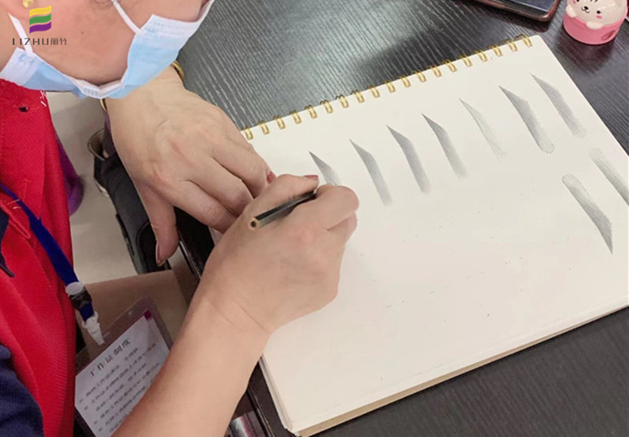 妝紙上快速畫(huà)眉技巧，南寧化妝基礎(chǔ)培訓(xùn)班學(xué)員有方法