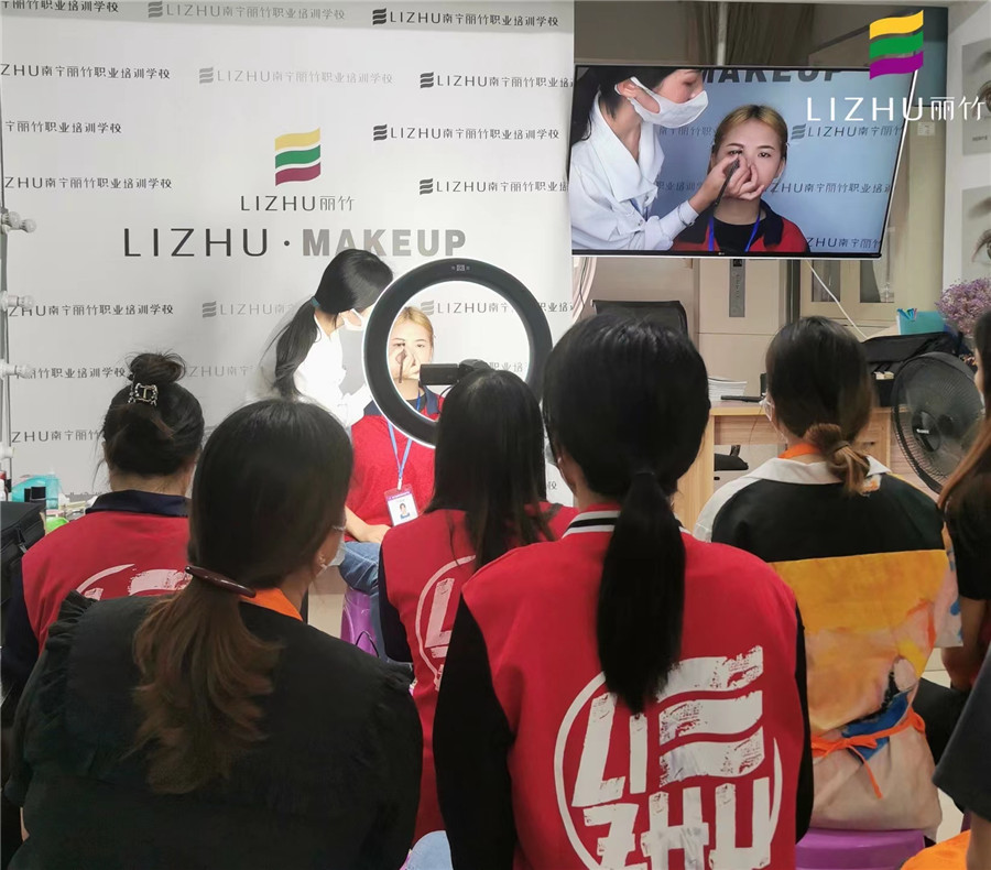 化妝新手畫(huà)眉方法，廣西化妝彩妝培訓(xùn)學(xué)校演示手法