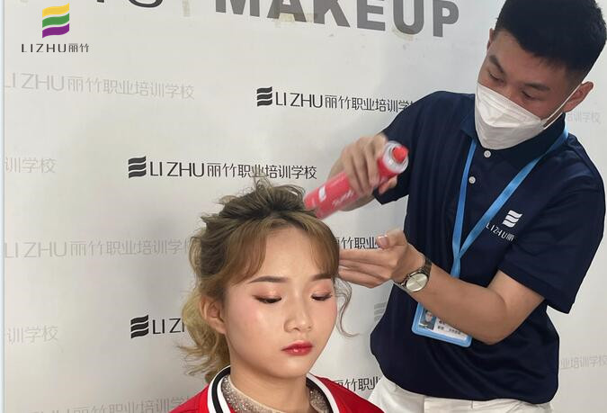 廣西化妝學校主持人妝課堂手法演示