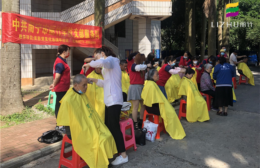 免費理發(fā)進社區(qū)，廣西美發(fā)培訓學校實踐活動