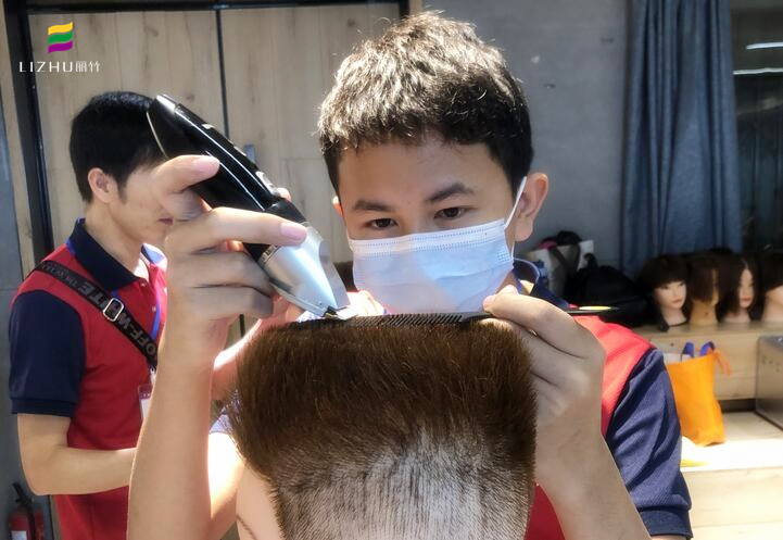 用推剪怎么理平頭？南寧理發(fā)培訓(xùn)學(xué)校實(shí)操演示
