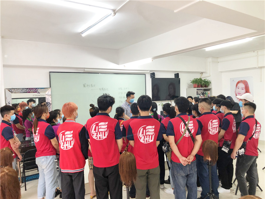 美發(fā)邊緣修剪常用步驟，南寧專業(yè)正規(guī)美發(fā)學(xué)校授課