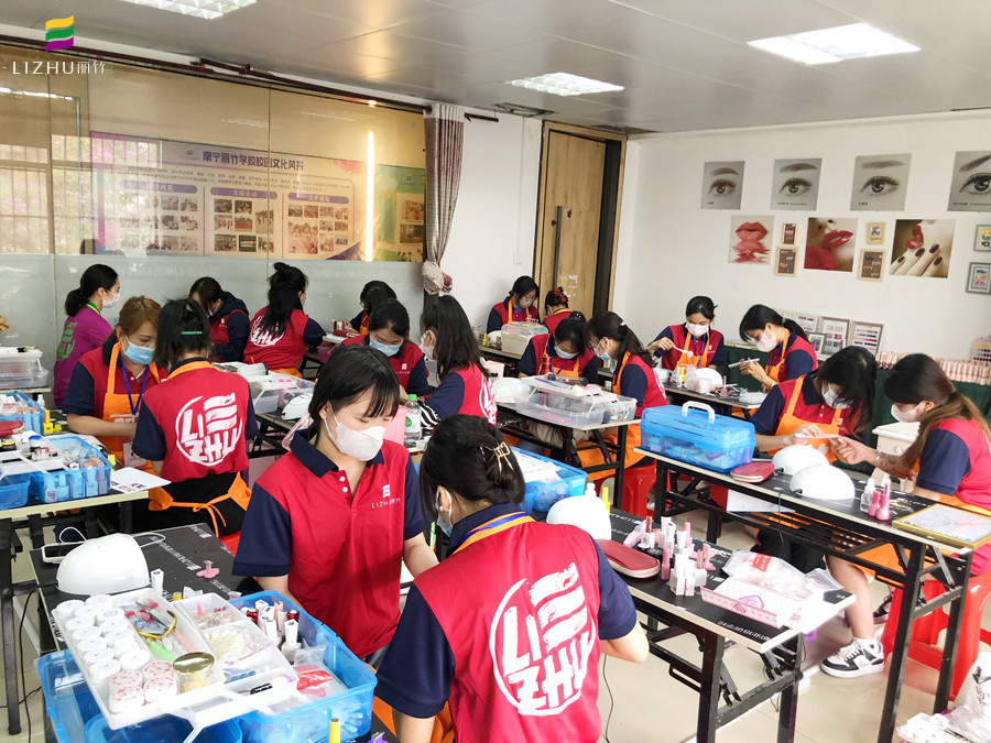 南寧美甲學(xué)校推薦-學(xué)美甲，到麗竹學(xué)校