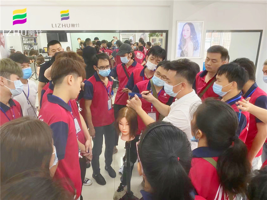 短發(fā)兩側(cè)層次修剪，南寧美發(fā)師職業(yè)培訓(xùn)學(xué)校