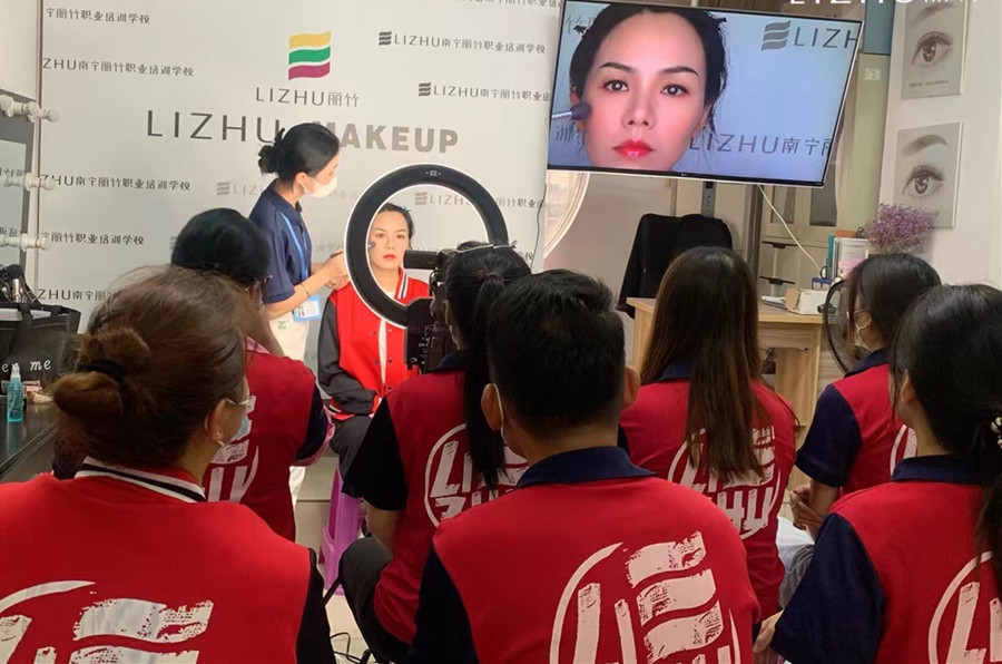 夏季黃色眼影妝妝容，廣西化妝造型培訓(xùn)機(jī)構(gòu)