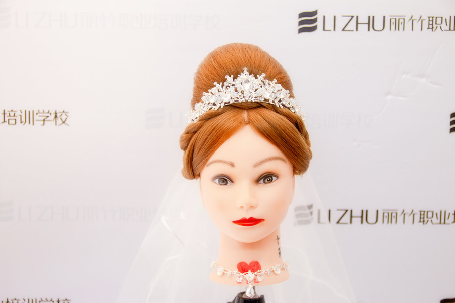 “赫本包”的特點，南寧盤發(fā)培訓(xùn)學(xué)校幫你整理