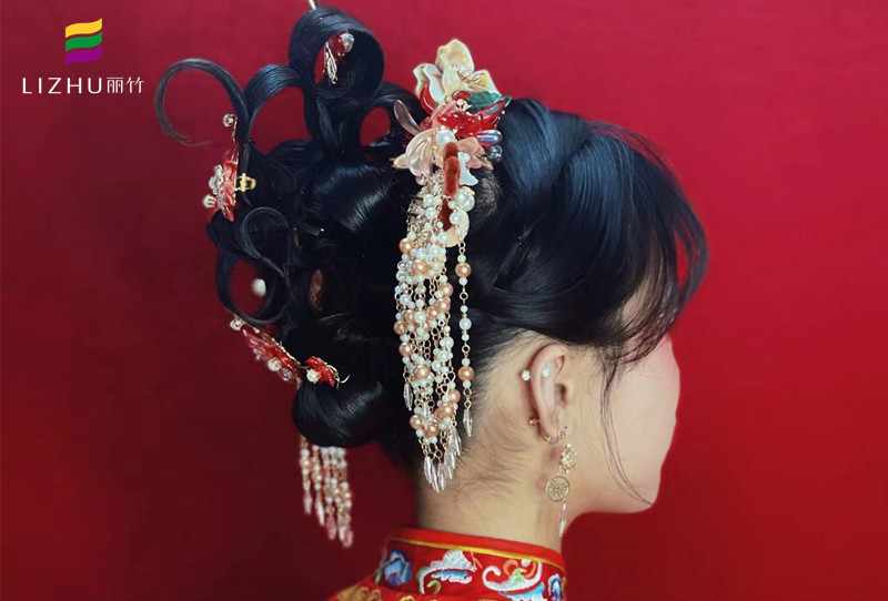 中式秀禾發(fā)型圖片，廣西學(xué)習(xí)化妝盤發(fā)教程