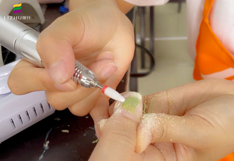 如何使用打磨機(jī)和卸甲包？南寧美甲師培訓(xùn)班教你