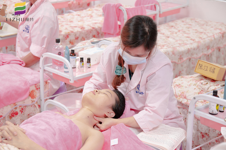 頸部提升美容手法，廣西南寧美容學(xué)校講解課程