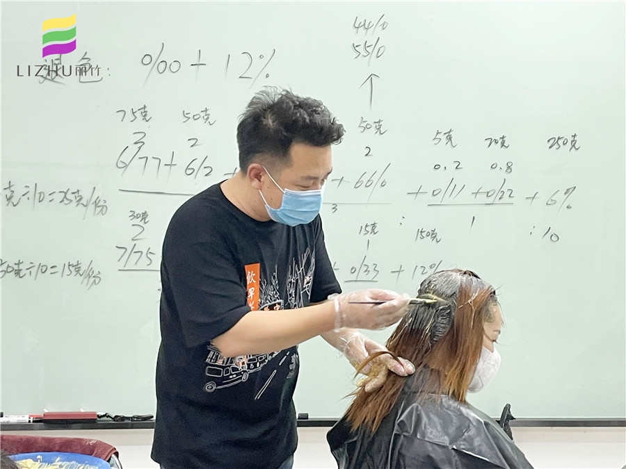 自己染發(fā)的技巧，廣西專業(yè)染發(fā)培訓(xùn)學(xué)校教你