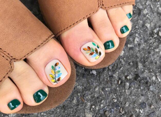 夏日腳部美甲圖片，廣西培訓(xùn)美甲的學(xué)校分享
