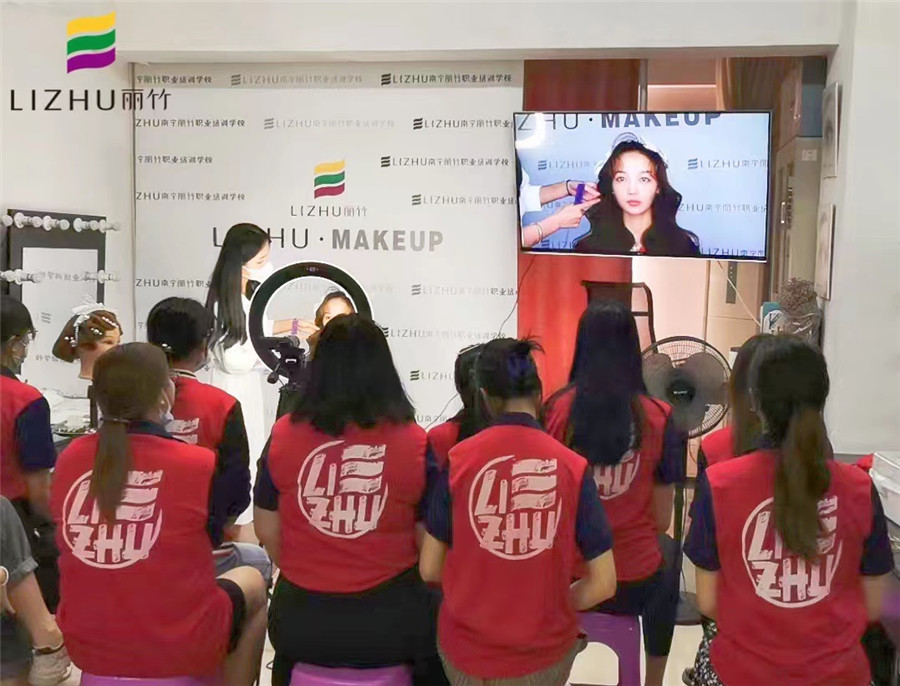 韓式披發(fā)造型，南寧時尚彩妝培訓(xùn)班課堂分享