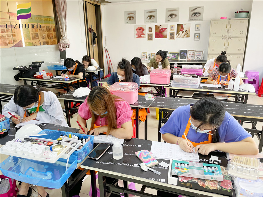 去南寧美甲培訓(xùn)學(xué)校學(xué)美甲要會畫畫嗎？